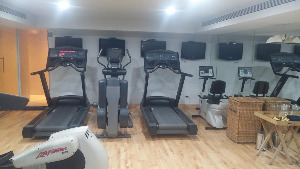 فندق ذا بارك بنغالور المظهر الخارجي الصورة A Life Fitness gym