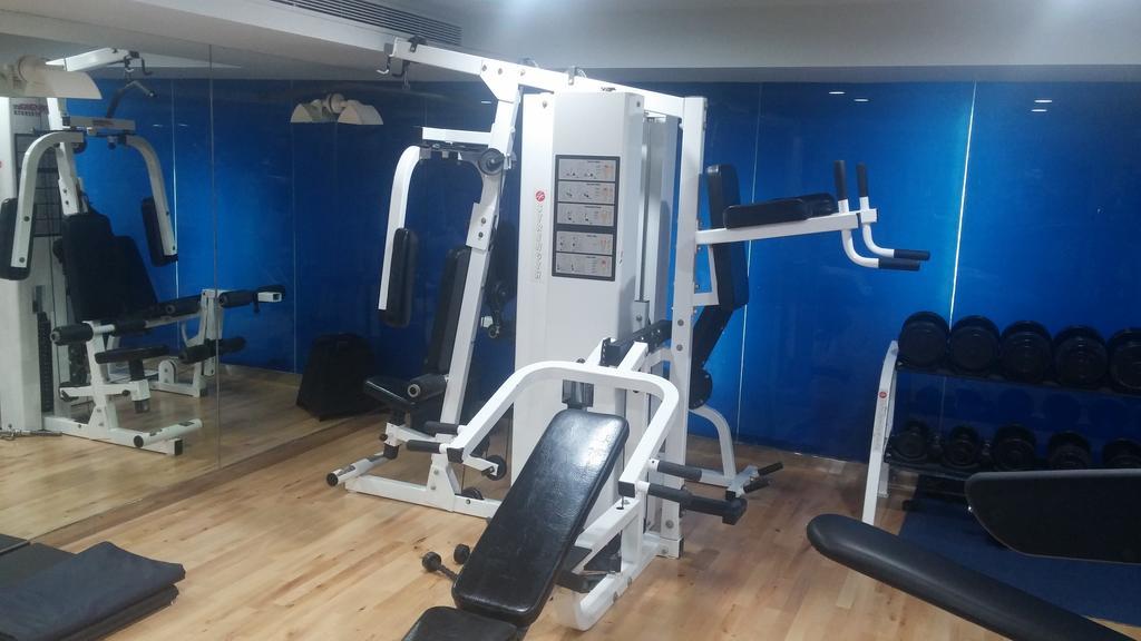 فندق ذا بارك بنغالور المظهر الخارجي الصورة A leg press machine