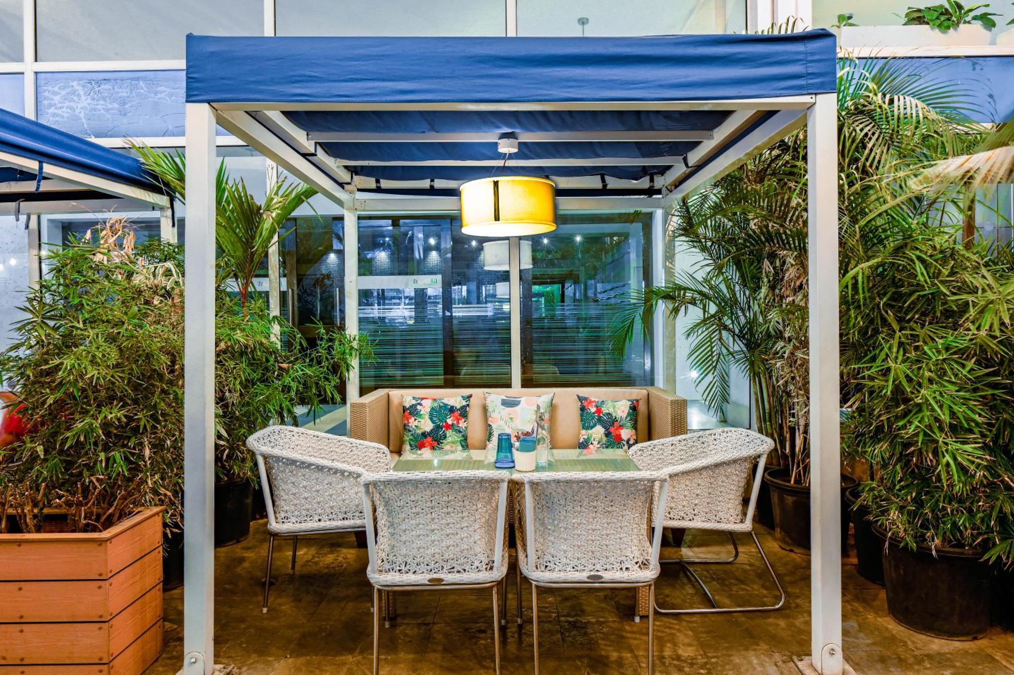 فندق ذا بارك بنغالور المظهر الخارجي الصورة A pergola in a restaurant
