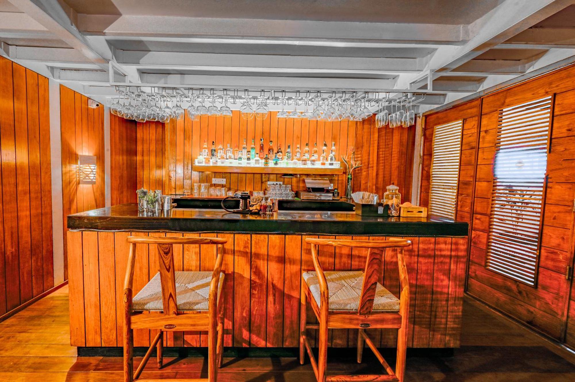 فندق ذا بارك بنغالور المظهر الخارجي الصورة The bar at the 1960s-style lounge